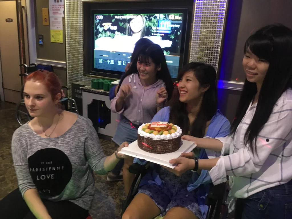 Ein Bild von der Gruppe in der Karaoke Bar mit der Geburtstagstorte